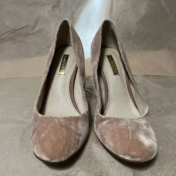 Louse et Cie blush velvet pumps- never worn like new - Picture 2 of 4